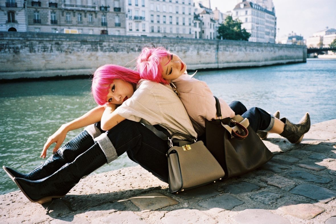 Сестры Эми и Айя Судзуки из Японии любят розовые волосы, яркие цвета и броские аксессуары