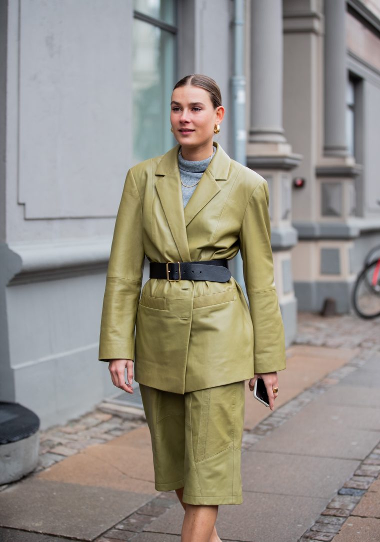 Модный прием: ремень поверх жакета - SportChic.ru