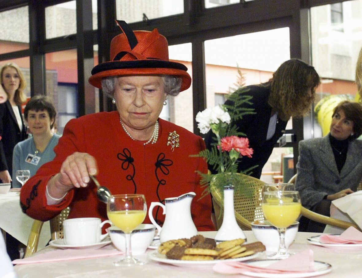 Рацион 94-летней королевы Елизаветы – умеренность, постоянство и рюмочка джина после обеда