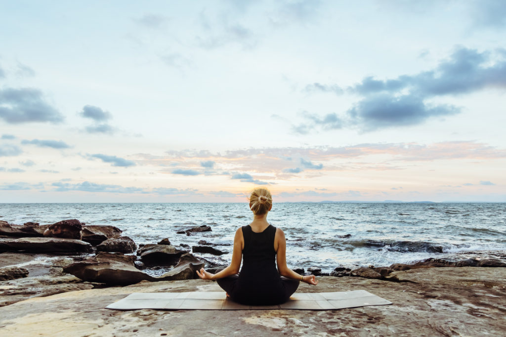 Медитация: 5 ошибок новичков и как их избежать: рассказывает Дженнифер Энистон