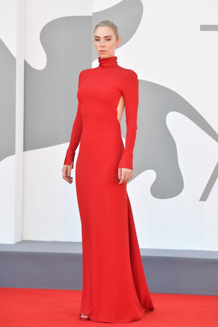 Ванесса Кирби в Valentino Haute Couture