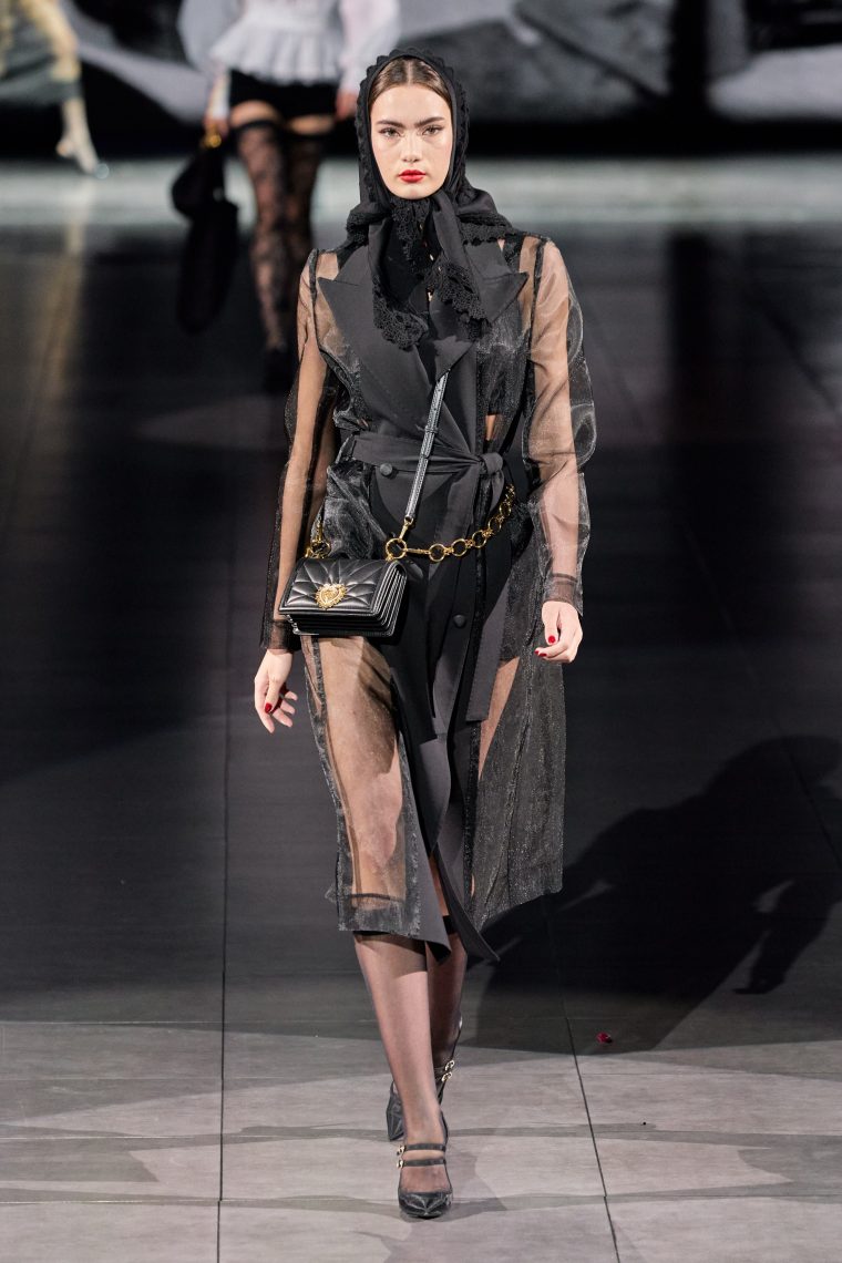 Вечерний модный плащ