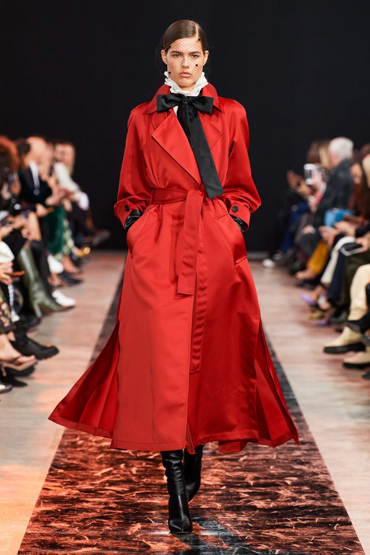 Красный плащ Elie Saab - мода 2020
