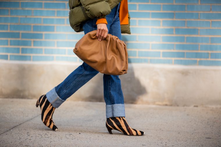 Джинсы с отворотами - тренд осени 2020