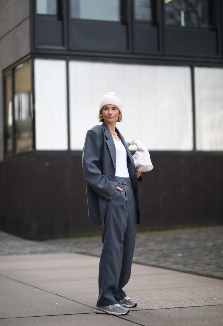 Брючный костюм + кроссовки