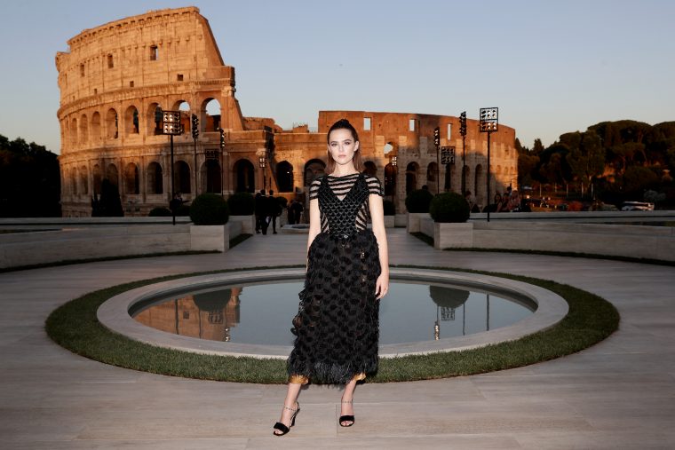 Зои Дойч на шоу Fendi Couture