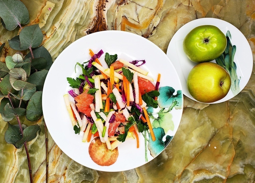 Хрустящий вьетнамский салат из капусты, яблока, грейпфрута и зелени – весна пришла!