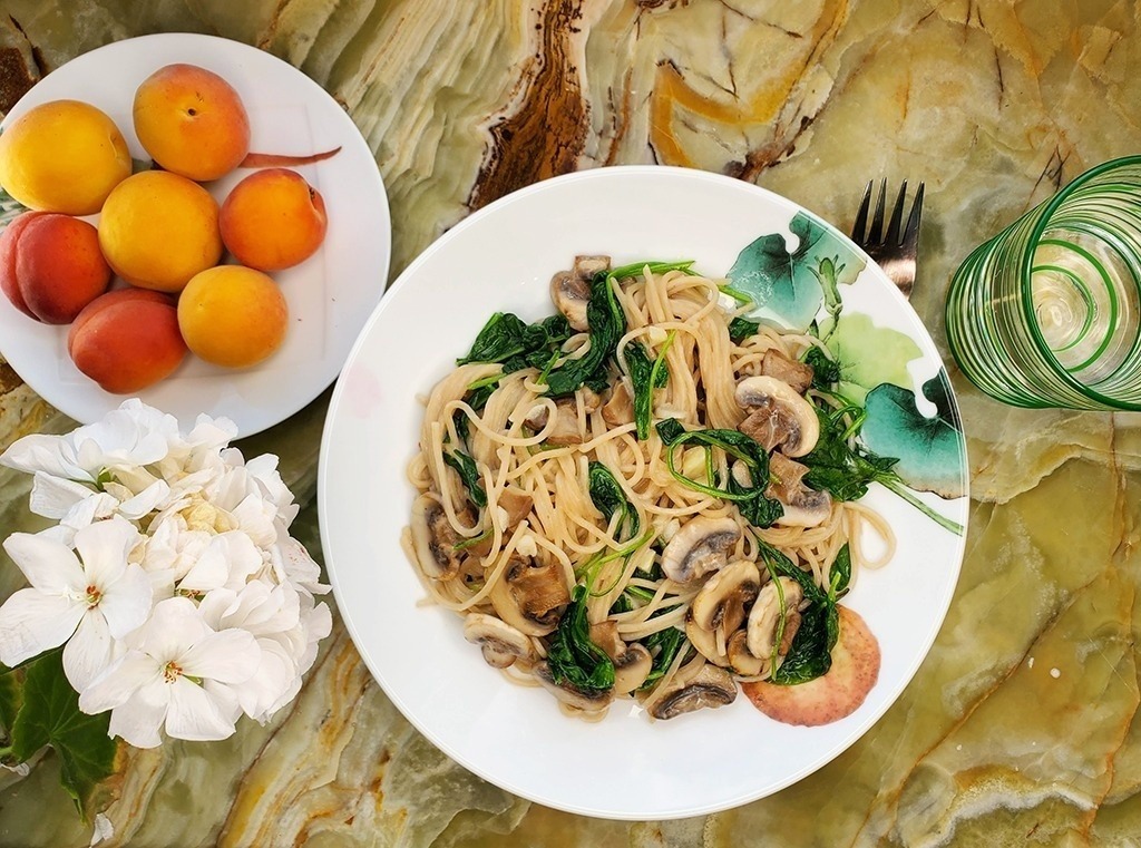 Паста с грибами и шпинатом – сытное и полезное блюдо
