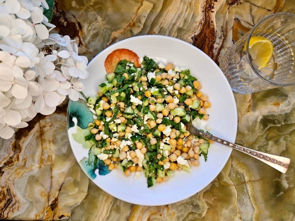 Белковый салат из нута – любимое блюдо Кендалл Дженнер и долгожителей