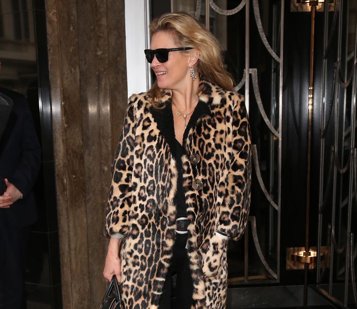 Как носить леопардовое пальто, как у Кейт Мосс, зимой-2025